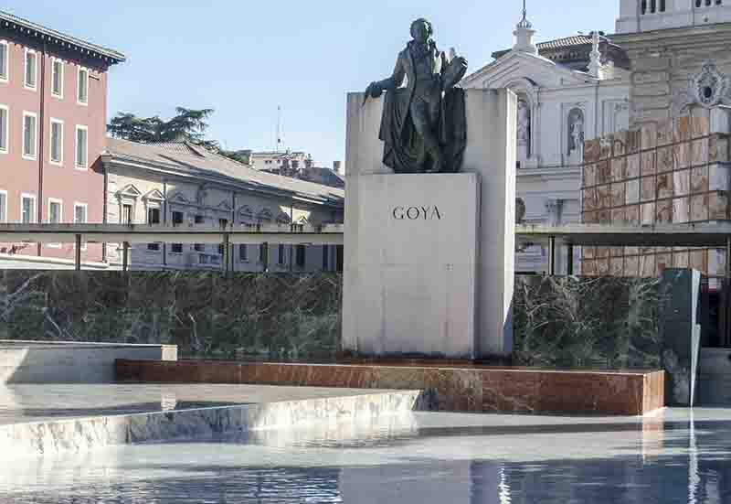 Zaragoza 060 - plaza Nuestra Señora del Pilar - monumento a Francisco de Goya.jpg